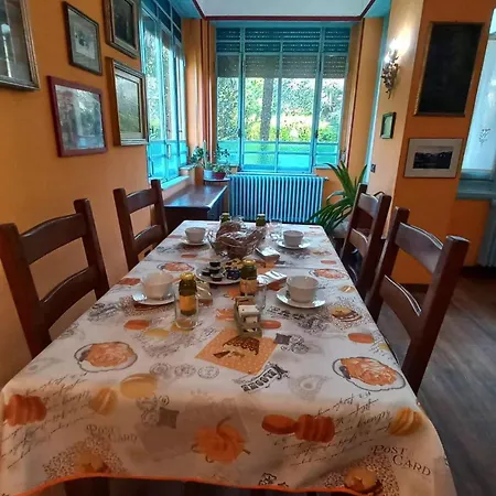 Alojamento de Acomodação e Pequeno-almoço Rainbow Relais Lesa